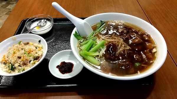 「牛バラ麺（半炒飯+杏仁豆腐セット）９８０円」@香港厨房 風香園の写真