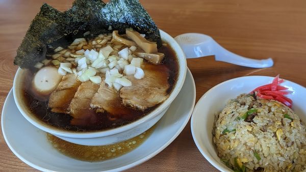 「特製えびすらーめん（黒乾麺）＋半チャーハン（1,180円＋270」@えびす家の写真