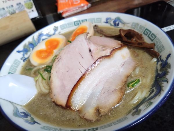 「こく煮干し 手打麺 850円 味付玉子120円」@長尾中華そば 西バイパス店の写真