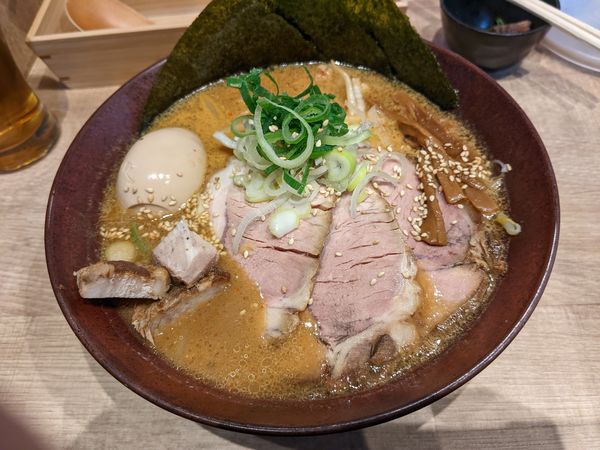 「特製赤味噌ラーメン 生たまご」@九段下 中路の写真