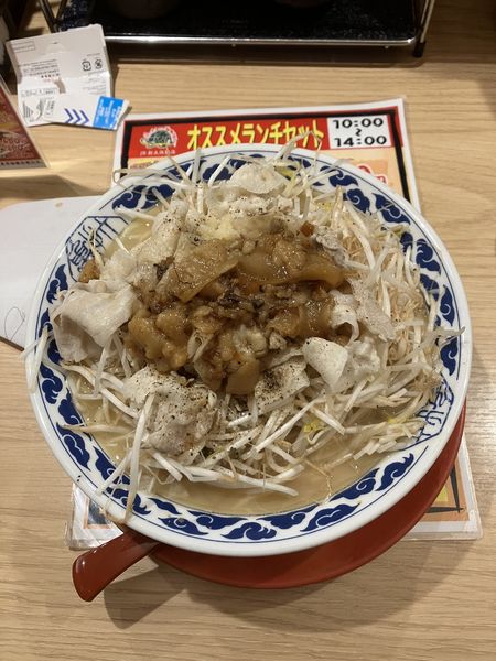 「豚骨背脂醬油ラーメン鬼盛り　ニクマシ」@九州らーめん亀王 JR新大阪駅店の写真