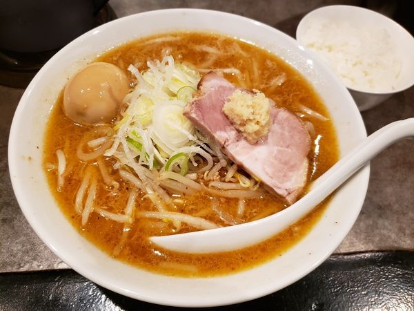 「プレミアム札幌味噌らーめん 味玉 半ライス」@札幌味噌ラーメン葵葉 荏原中延店の写真