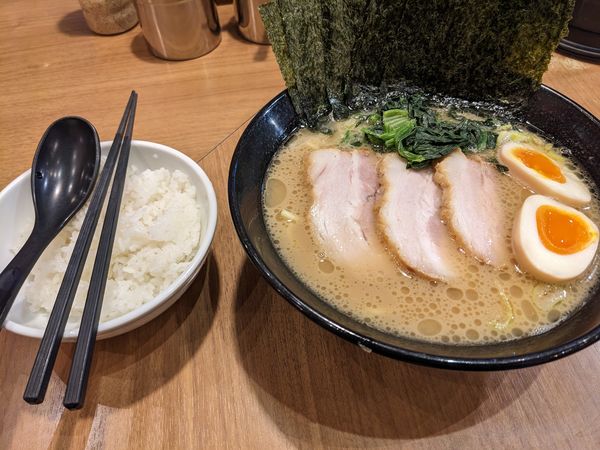 「特製ラーメン（固め・濃め）+ライス小」@横浜家系 ラーメン銀家の写真