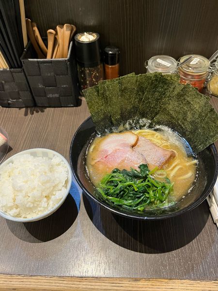 「海苔増し、硬め濃いめ」@横浜家系らーめん 澤家の写真