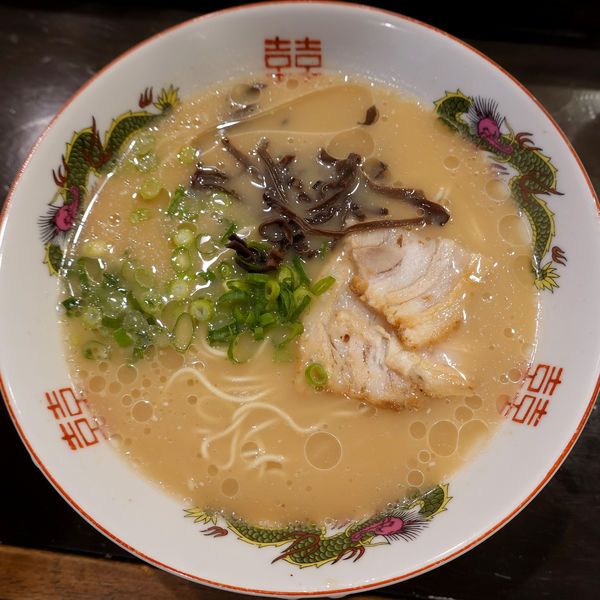 「博多とんこつラーメン 750円 + 替玉（クーポン利用）」@博多 春吉ラーメンの写真