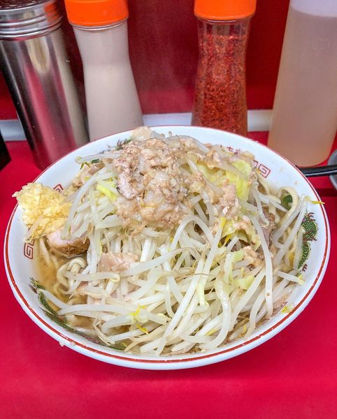 「小ラーメン豚入り+生卵」@ラーメン二郎 湘南藤沢店の写真