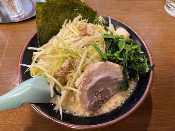 「ネギラーメン　麺硬め」@横浜家系ラーメンとりとんの写真