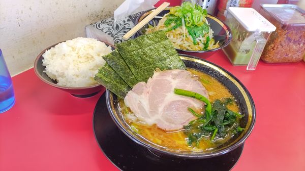 「ラーメン」@家系ラーメン王道家直伝 との丸家 松飛台店の写真