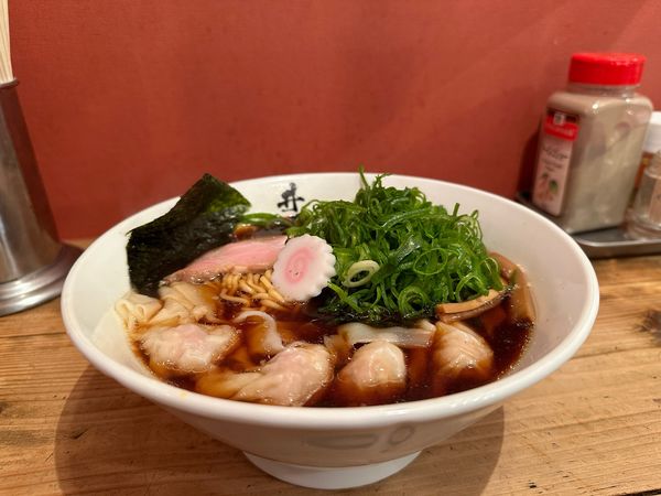 「醤油ワンタンメン＋青ねぎ」@井田商店の写真