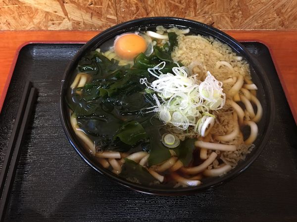 「たぬワカうどん生卵トピ」@門仲そばの写真
