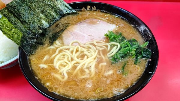 「中盛りラーメン」@ラーメン杉田家の写真