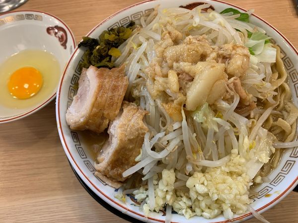 「大ラーメン全マシあれ　生卵」@豚山 栄店の写真