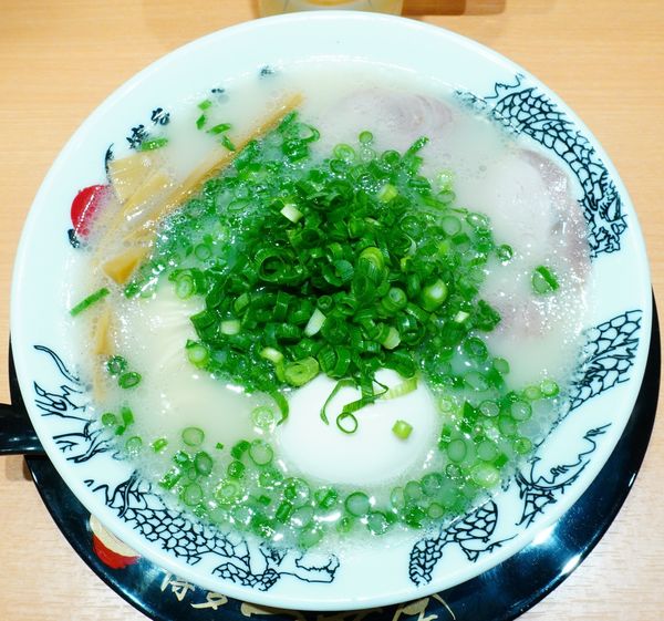 「塩豚骨味玉ラーメン＋青ネギ＋生ビール」@博多一幸舎 福岡空港国内ターミナル店の写真