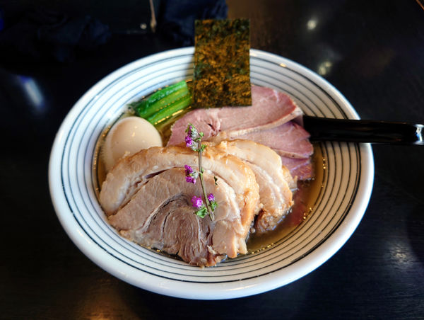 「塩煮干しそば+チャーシュー+厚切り豚」@陽はまたのぼるの写真