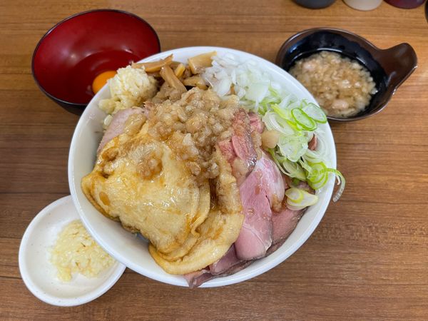 「ガリバタ油そば小＋豚増しMIX＋南部せんべい」@ラーメンの店 どでん 北浦和店の写真