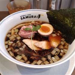 侍中華そば(880円)