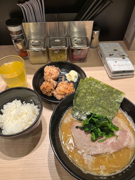 「ラーメン硬め濃いめ、唐揚げセット」@イエケイノセカイの写真