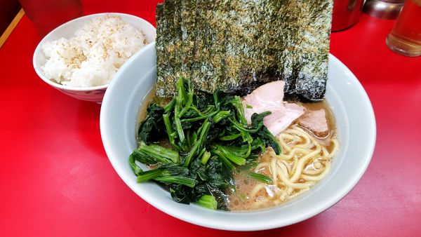「ラーメン＋のり、ほうれん草」@横浜ラーメン 武蔵家 大井町店の写真