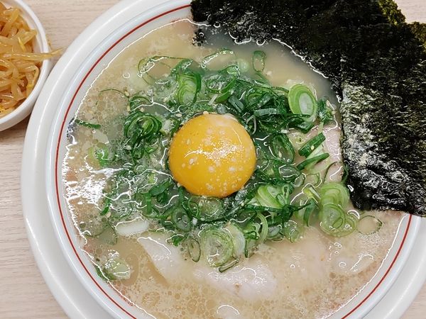 「生卵入り淡口豚骨ラーメン＋ネギ＋海苔」@空ノ色 王子店の写真