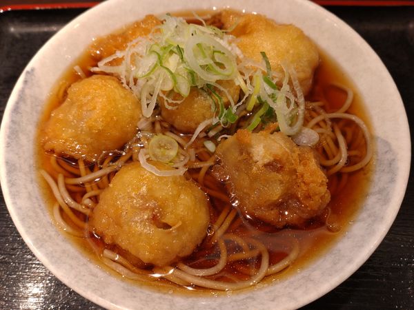 「（期間限定）めっちゃシュウマイ天そば　５３０円」@めとろ庵 大手町店の写真