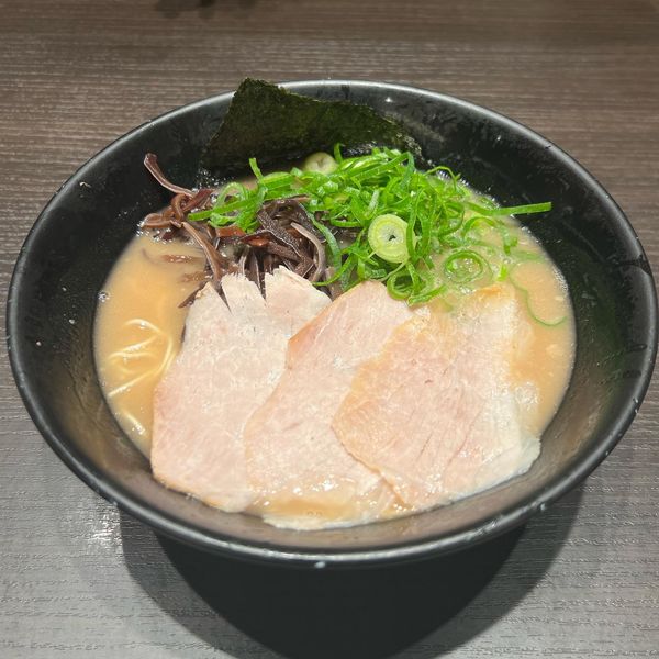 「ラーメン」@とんこつらーめん俺式 純 東京ラーメンストリート店の写真