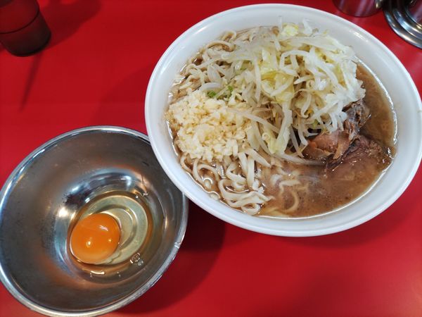 「小ラーメン（麺少なめ）・野菜少なめ・ニンニク少し+生卵」@ラーメン二郎 柏店の写真