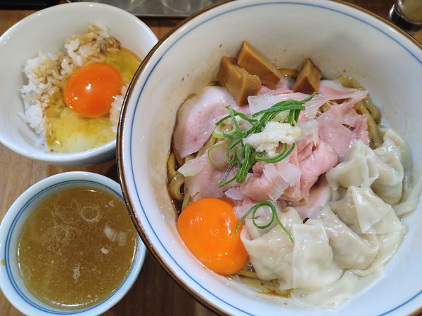 「油そば￥900＋ワンタン￥150＋玉子かけごはん￥50」@MENクライの写真