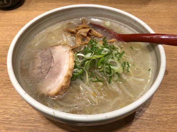 「塩らーめん」@札幌らーめん 北の大地 新宿三丁目店の写真