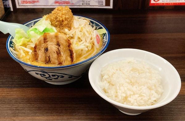「ドカ盛り野菜ラーメン 味噌「オール普通」＋ライス」@麺屋 武士道 八千代店の写真