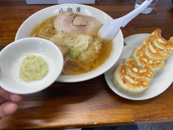 「ニンニクラーメンと5個餃子」@青竹手打ちラーメン 日向屋の写真