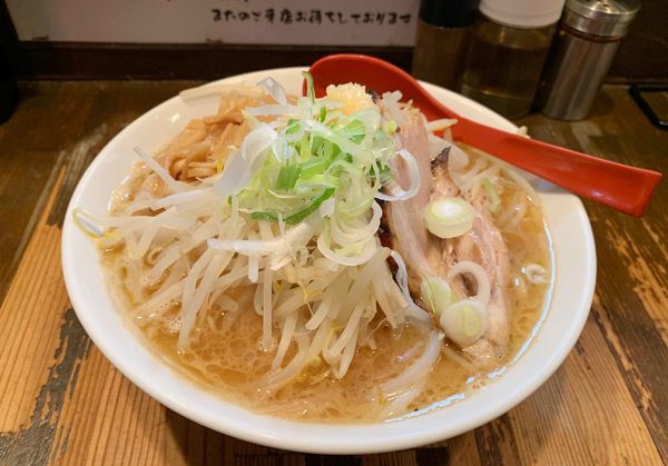 「ど豚骨らーめん 家系？二郎系？どちらでもない荒海系」@つけめん らーめん 荒海の写真