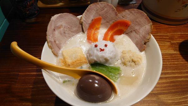 「お雑煮ラーメン　赤ワインたまご＋チャーブー」@ビーフラーメン&つけ麺 シゲジンの写真