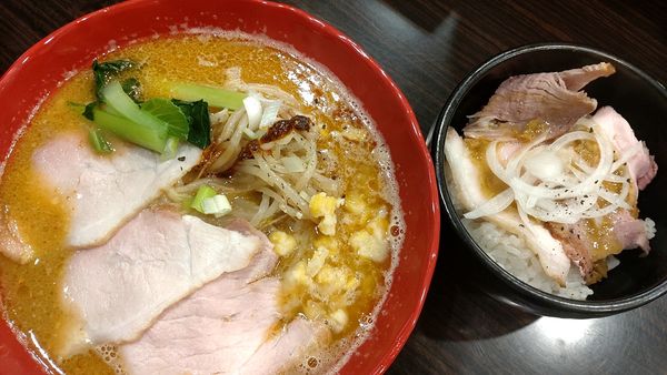 「【冬の限定】辛味噌ラーメン+ミニ丼（ﾛｰｽﾄﾎﾟｰｸ）」@横道の写真