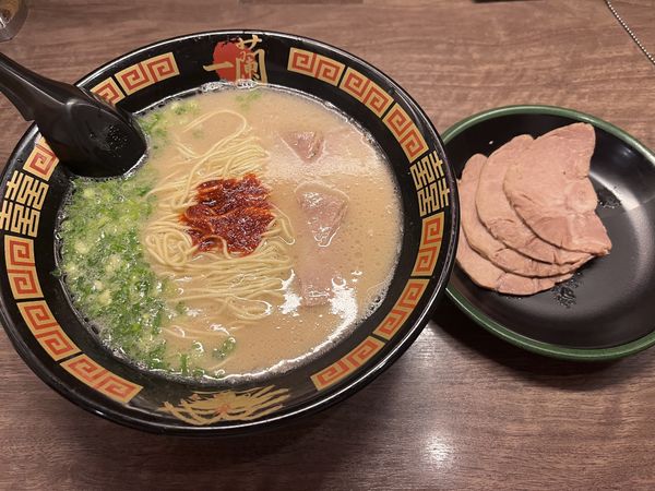 「天然とんこつラーメン　替え玉　追加チャーシュー」@一蘭 静岡駅前店の写真