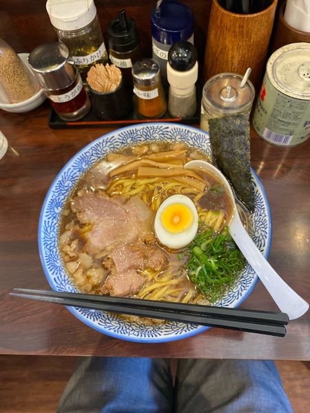 「醤油ラーメン大盛り味濃いめ脂多め」@醤油らーめん かまやつの写真