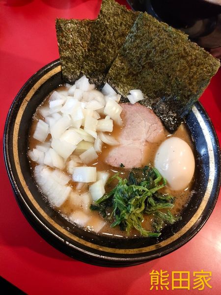 「ラーメン(タマネギ、味玉)」@家系ラーメン 熊田家の写真
