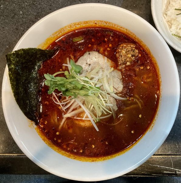 「辛そば(ぶち辛　辛さ★★★)+ライス」@麺屋どうげんぼうずの写真