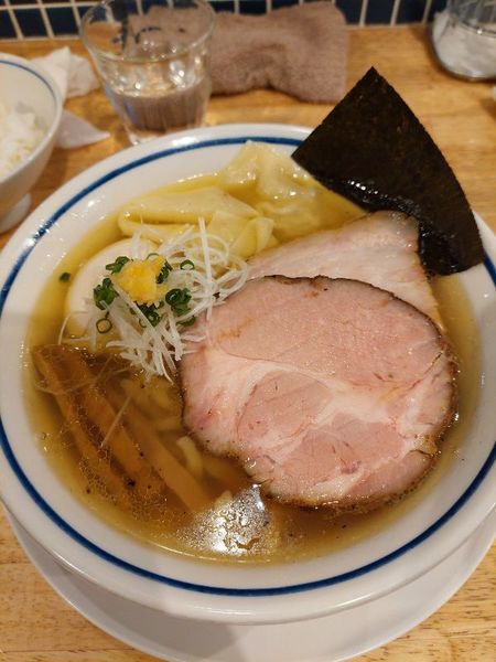「煮玉子ワンタン中華そば(塩)＋ライス」@手打式超多加水麺 ののくらの写真