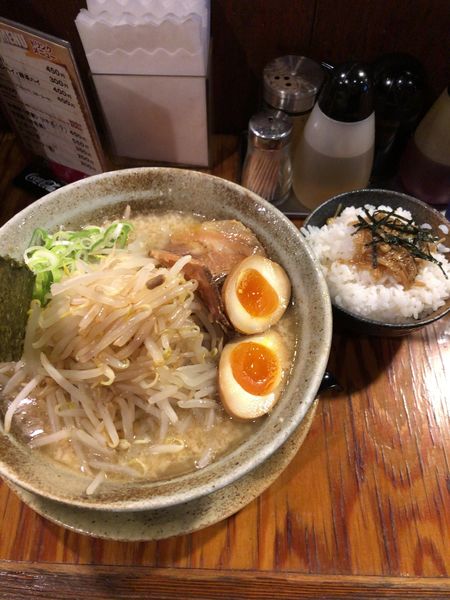 「味玉もやしラーメン」@らあ麺 やったる 新宿店の写真