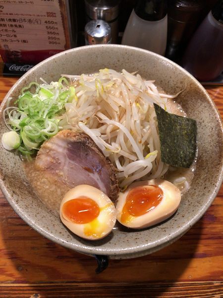 「味玉もやしラーメン」@らあ麺 やったる 新宿店の写真