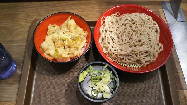 「ミニ生姜豚丼セット」@名代 富士そば 新宿都庁店の写真