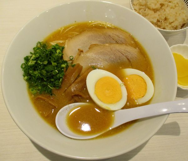 「ラーメンセット（光スープ・中華麺・だしごはん）890円」@羹と麺 嘉六田の写真