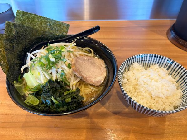 「豚骨キャベもや980円、小ライス100円」@横浜家系ラーメン 亜仟商店の写真