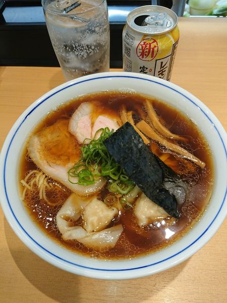 「レモンサワー＋らぁ麺 醤油＋ワンタン(2個)」@らぁ麺 すぎ本の写真