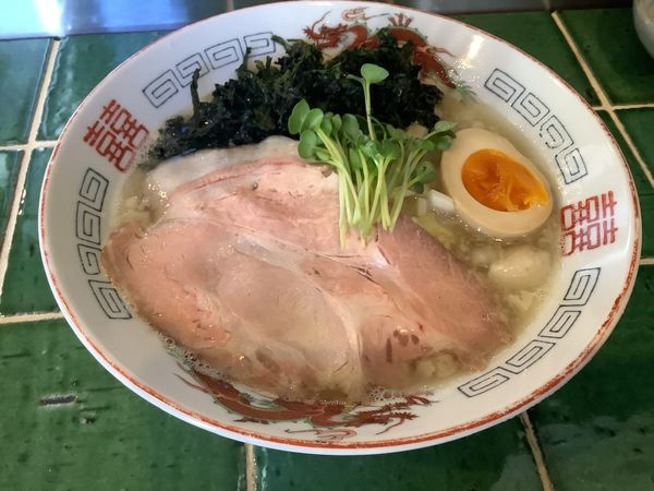 「淡麗900円。背脂あり、味玉ハーフ50円、岩のり100円。」@猫煮干の写真