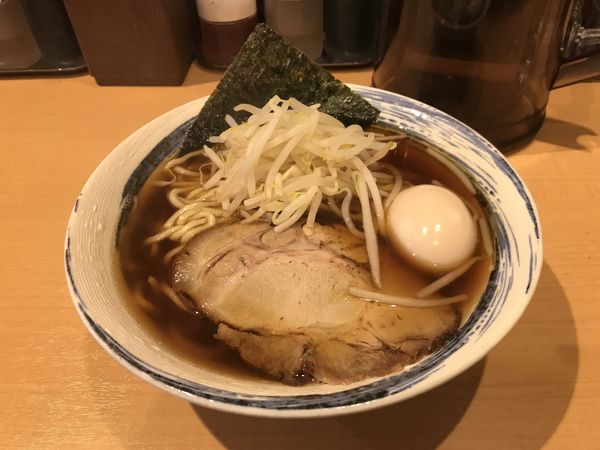 「あっさり！！しょうゆラーメン 820円 + クーポン味玉」@阿佐谷らーめん酒房 萬の写真