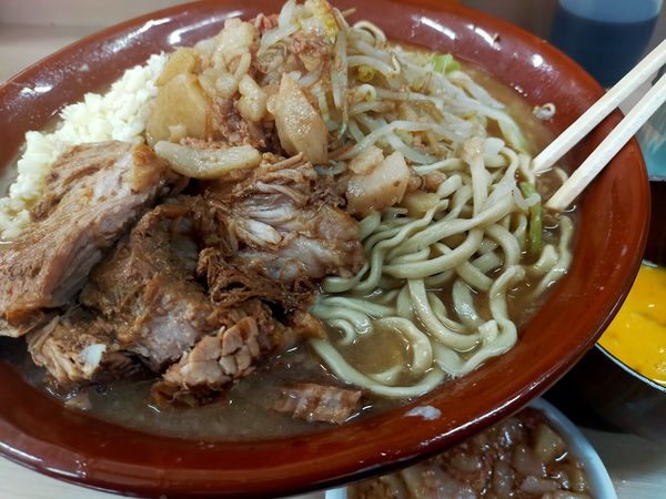 「ラーメン・大700・生卵（麺硬め・脂・にんにく）」@ラーメン荘 歴史を刻め 世田谷店の写真