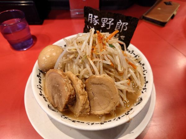 「豚野郎 味玉」@野郎ラーメン 渋谷センター街総本店の写真