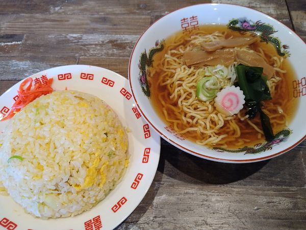 「幸せの炒飯 スープ付き ￥880」@幸せの炒飯の写真
