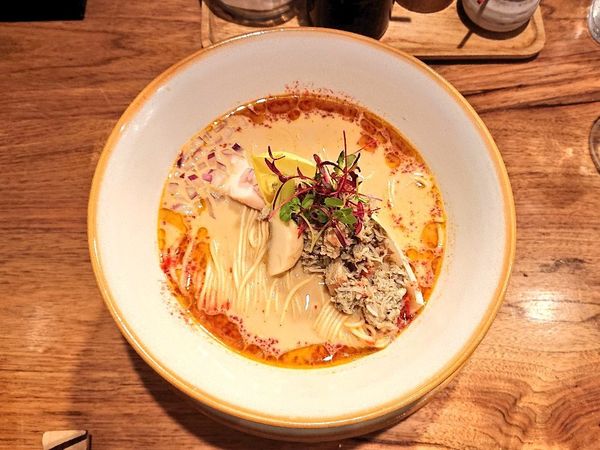 「【一日限定】紅ズワイガニのらーめん ラズベリーとの共演」@海老丸らーめんの写真